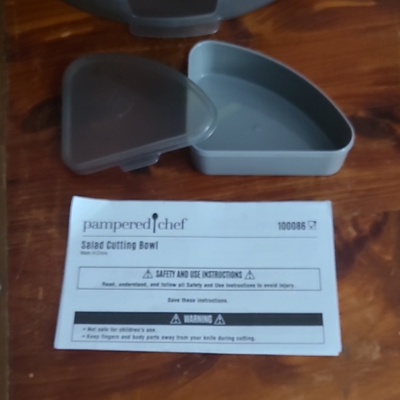 Pampered Chef Salad Cutting Bowl - Picture 5 of 9